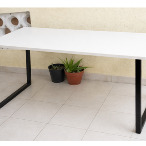 El escritorio TitanDesks ofrece diseño moderno, estructura resistente, soporte para CPU, iluminación LED y accesorios integrados. Ideal para oficina, gaming o home office.